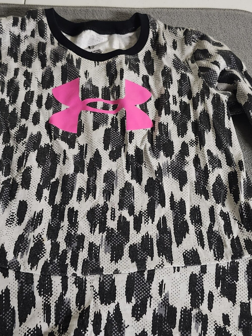 Under Armour Girls Black & Hot Pink Logo Leopard Print Long Sleeve Top